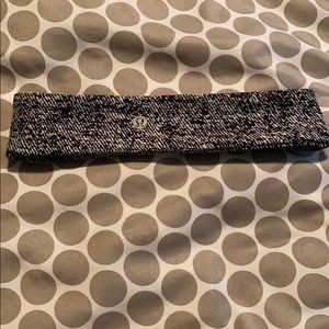 Black and white lululemon headband
